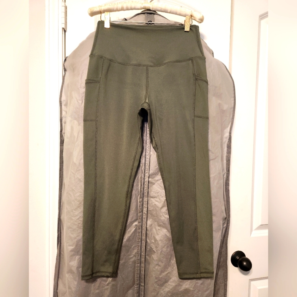 LegEnd olive green yoga leggings cropped w/pockets size M